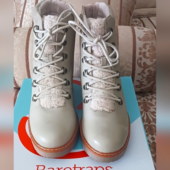 Bare Traps Nasha Wedge Heel Hiker Boots 9.5M Taupe EUC Like new! - Picture 2 of 16